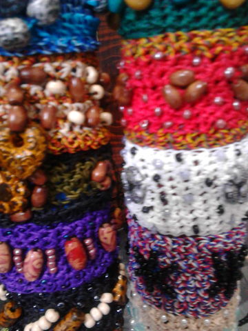 Pulseras tejidas en hilo encerado, con apliques de mostacillas