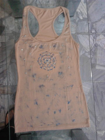 Musculosa pintada, con detalle de mostacillas