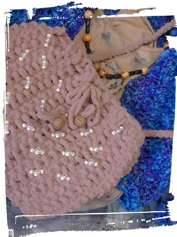 Morral tejido a dos agujas, con detalle de mostacillas