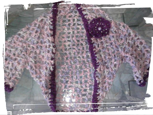 Bolero en crochet, de hilo con borde de lana suave y detalle de flor tejida, con perlas y canutillos