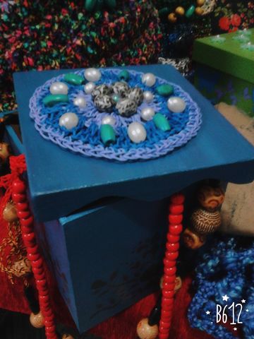 Cajita alhajero  , pintada , con detalle de aplique tejido en hilo encerado, bordado con mostacillas y perlas