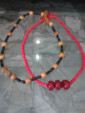 Collares de mostacillas, sobre base de hilo encerado