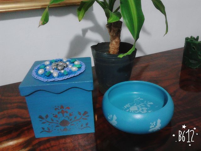 Vasija de madera, pintada, con detalles