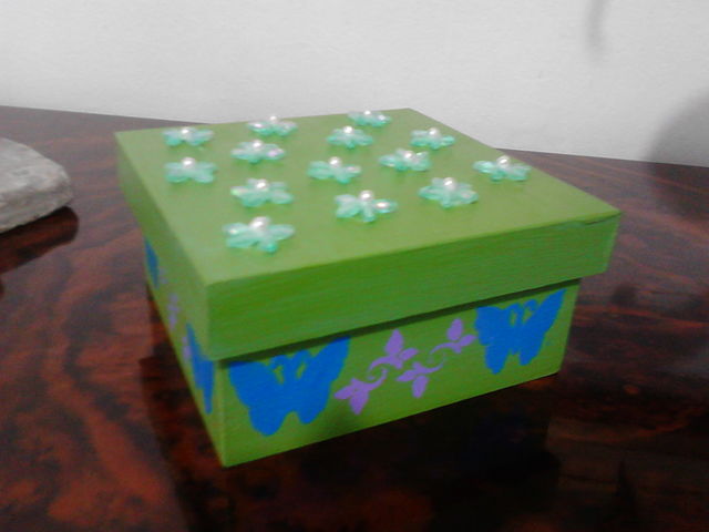 alhajero de madera, con detalle de mariposas en acrílico y flores en mostacillas y perlitas